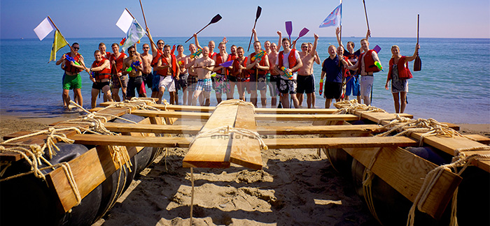 actividades-de-playa-para-empresas-exploramas construccion-balsas-team-building