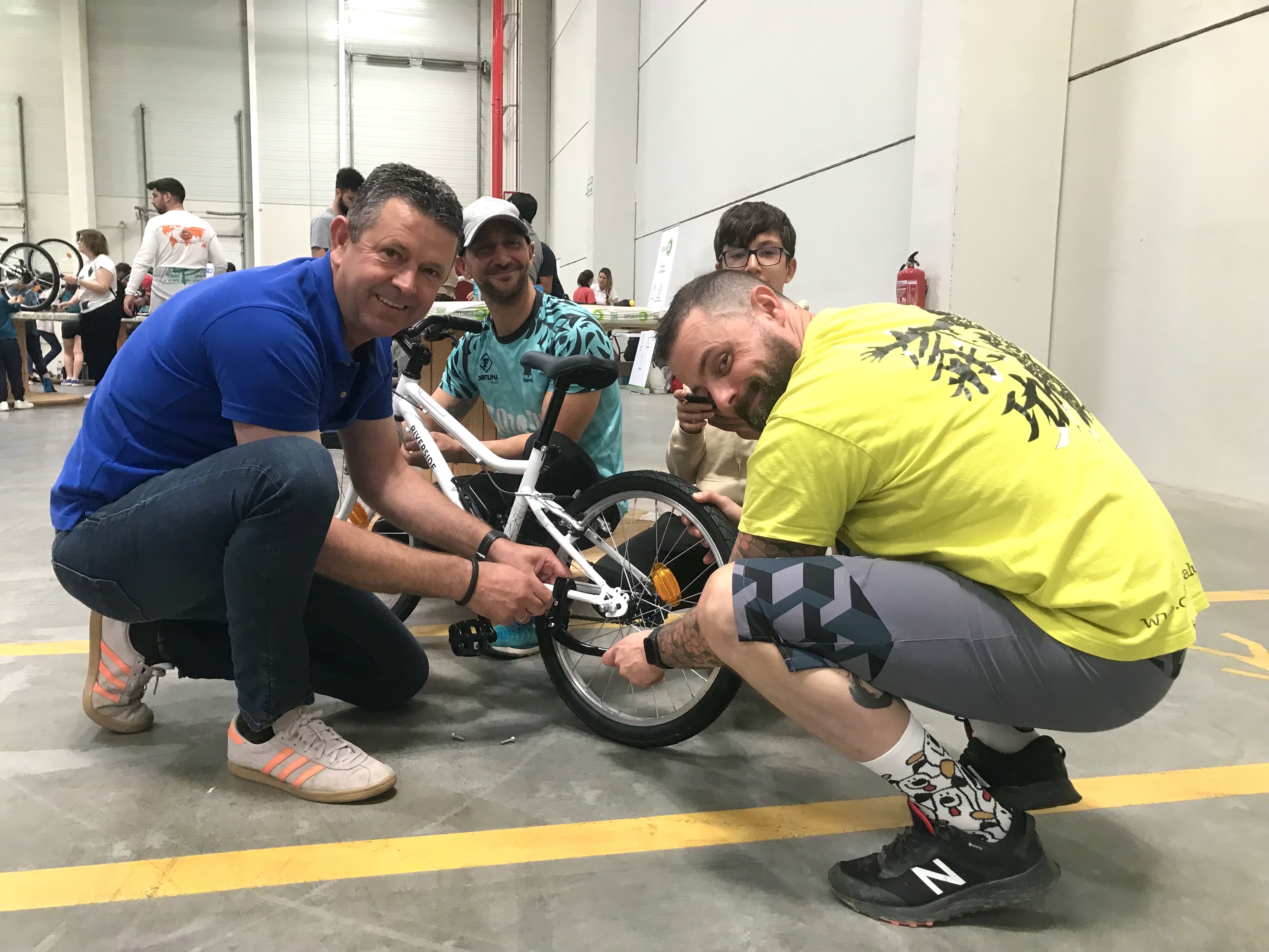 Actividades como la construcción de Bicicletas solidarias ayuda a fortalecer equipos de trabajo a la vez que impacta positivamente en los entornos sociales.